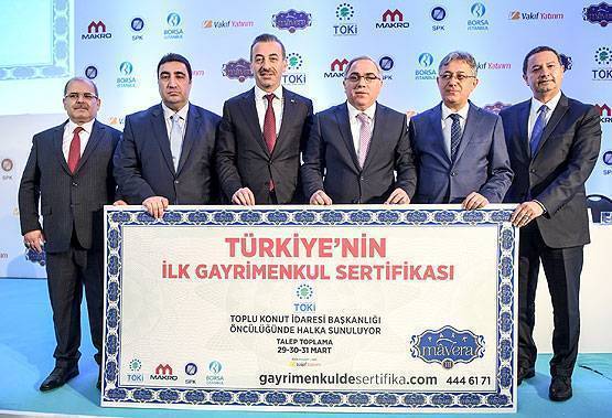 Türkiye’de ilk kez Başbakanlık Toplu Konut İdaresi Başkanlığı (TOKİ) öncülüğünde Makro İnşaat’ın Park Mavera 3 projesinde uygulanacak gayrimenkul sertifikası sistemi düzenlenen bir toplantıyla tanıtıldı. Toplantıya, Sermaye Piyasası Kurulu (SPK) Başkanı Vahdettin Ertaş (sağ 2), TOKİ Başkanı Mehmet Ergün Turan (sağ 3), Makro İnşaat Yönetim Kurulu Başkanı Ercan Uyan (sol 3), Vakıf Yatırım Genel Müdürü Kemal Şahin (sağda), Borsa İstanbul Yönetim Kurulu Başkan Vekili ve Genel Müdürü Osman Saraç (sol 2) katıldı.