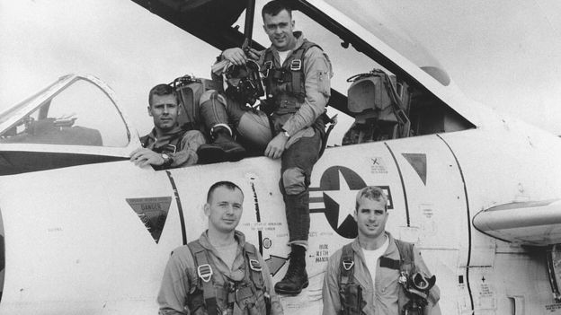 John McCain, 1965'te uçuş eğitiminde.McCain'in uçağı Hanoi'de 1967'de vurulmuş, 1973'e kadar savaş esiri olarak tutulmuştu.